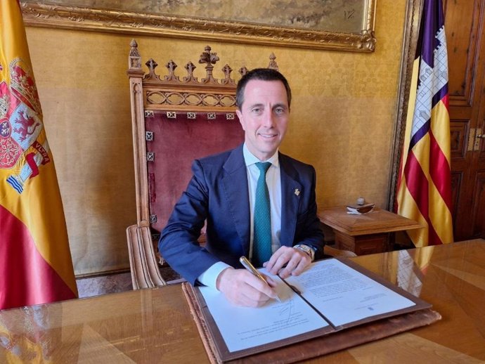 El presidente del Consell de Mallorca, Llorenç Galmés, firma la carta dirigida al ministro de Asuntos Exteriores, José Manuel Albares, para solicitar la intervención de Frontex en la isla.