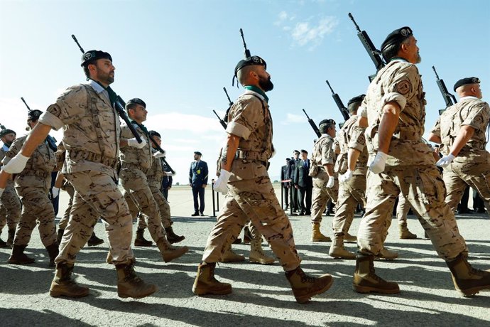 Archivo - Varios militares desfilan durante el acto en conmemoración del 77º aniversario del primer lanzamiento paracaidista militar en España, en la Escuela Militar de Paracaidismo Méndez Parada, a 23 de enero de 2025, en Alcantarilla, Murcia (España)