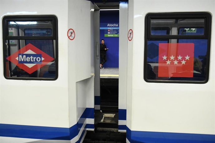 Archivo - Dos vagones de Metro en la estación de Atocha, a 1 de diciembre de 2023, en Madrid (España).