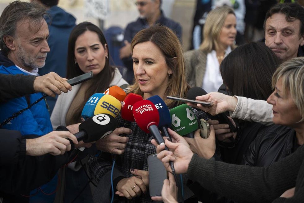 Archivo - La alcaldesa de Valencia, Maria José Catalá, atiende a los medios