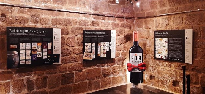 La Sala de Exposiciones de la Torre del Homenaje de Agoncillo acoge la exposición "El Rioja de etiqueta"