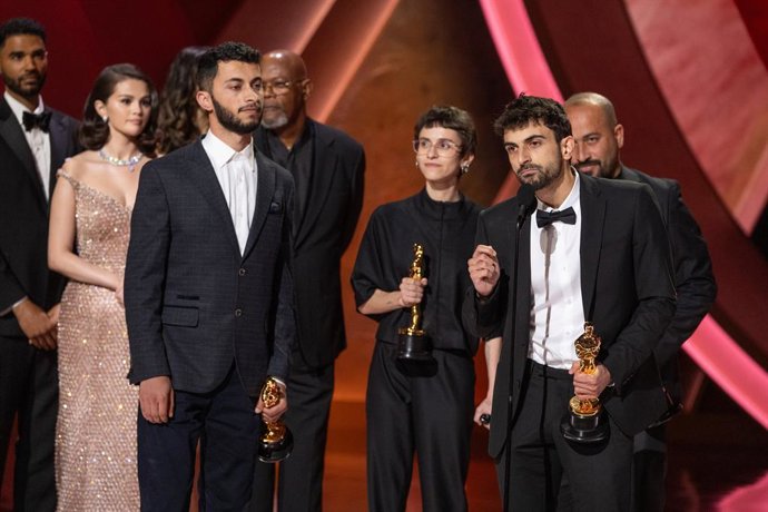 Os diretores Rachel Szor, Basel Adra, Yuval Abraham e Hamdan Ballal aceitam o Oscar de Melhor Documentário por 'No other land'.
