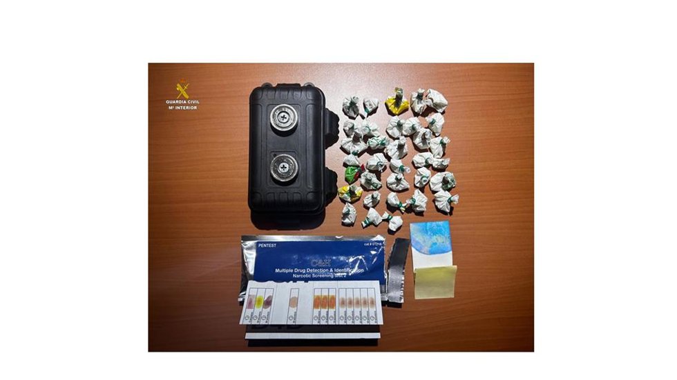 Objetos aprehendidos por la Guardia Civil tras detener a una persona con 30 gramos de cocaína en Villarrubia de los Ojos.