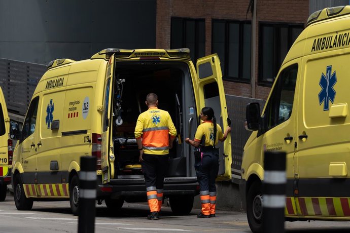 Archivo - Arquivo - Profissionais de saúde trabalham em uma ambulância em 16 de julho de 2024 em Barcelona, Catalunha, Espanha.