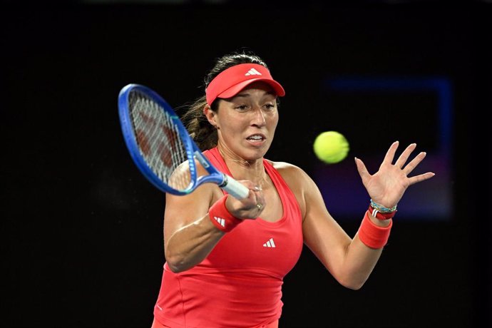 Archivo - 17 January 2025, Australia, Melbourne: US tennis player Jessica Pegula in action against Serbia's Olga Danilovic during their women's singles third round match of the Australian Open Tennis tournament at Melbourne Park. Photo: James Ross/AAP/dpa