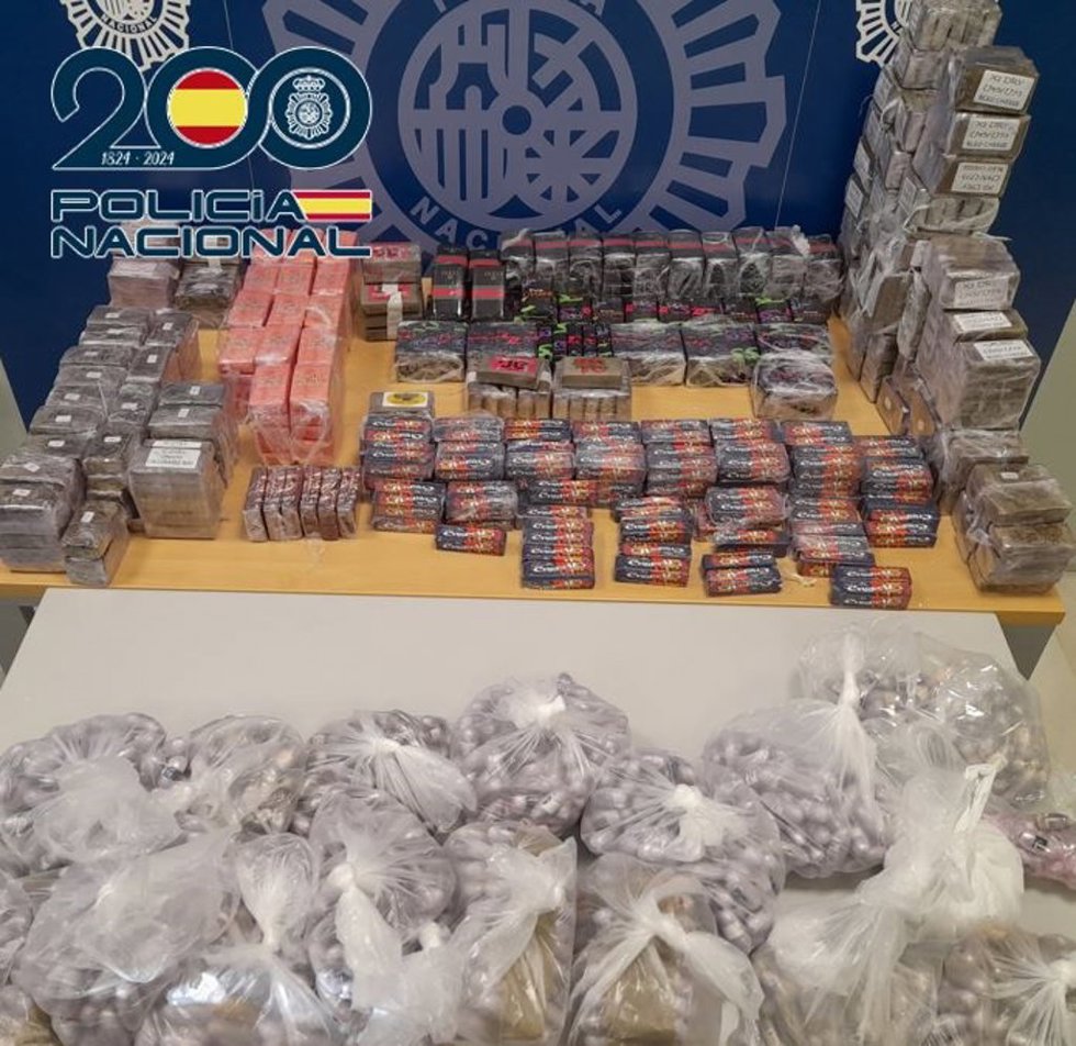 Dinero y droga incautada en la operación en Granada contra una organización criminal dedicada al tráfico de hachís a gran escala.