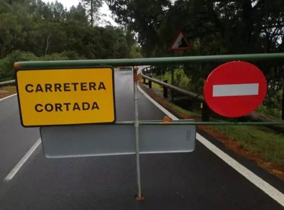 Carretera cortada en los accesos al Parque Nacional del Teide