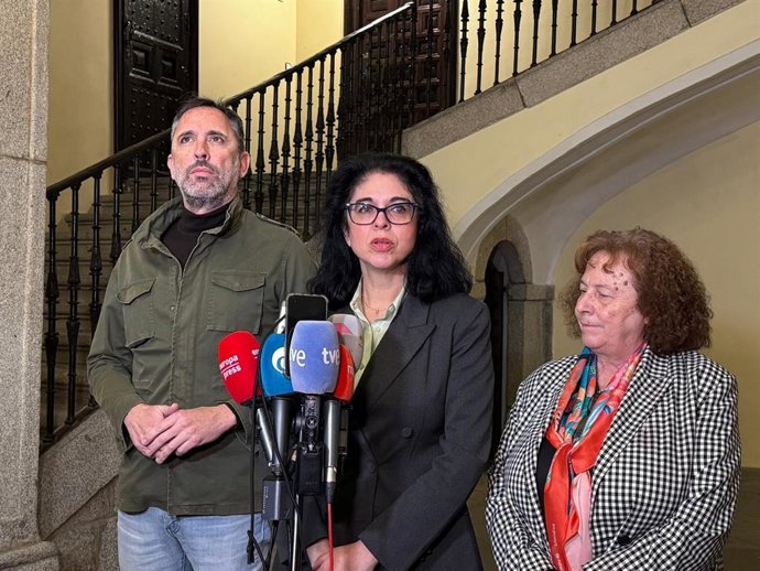 La concejala de Asuntos Sociales, Inclusión, Familia y Mayores, Marisol Illescas, en el centro