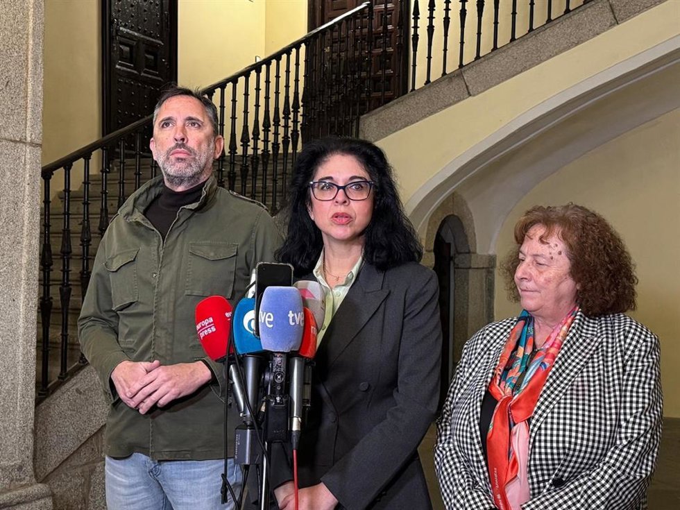 La concejala de Asuntos Sociales, Inclusión, Familia y Mayores, Marisol Illescas, en el centro