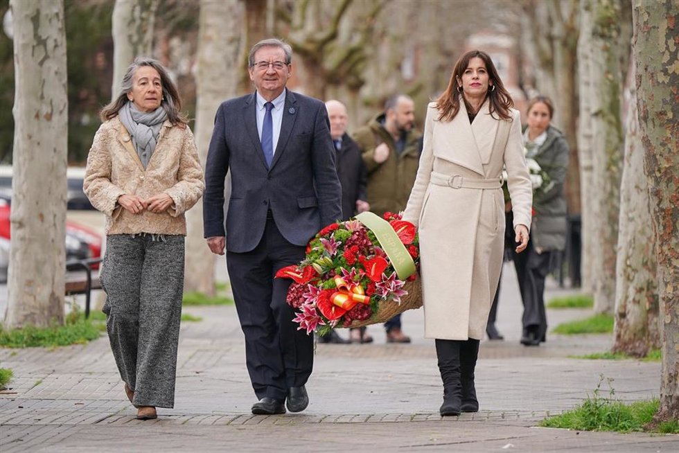El secretario de Estado de Memoria Democrática, Fernando Martínez, la delegada del Gobierno en Euskadi, Marisol Garmendia, y la alcaldesa de Vitoria, Maider Etxebarria, durante una ofrenda floral en recuerdo de las víctimas del 3 de marzo de 1976, en el