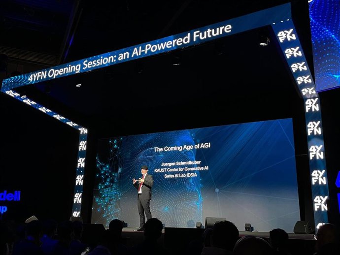 El profesor de Swiss AI Lab Idsia, Juerguen Schmidhuber, durante la sesión inaugural del 4YFN: 'An AI-Powered Future' del MWC 2025