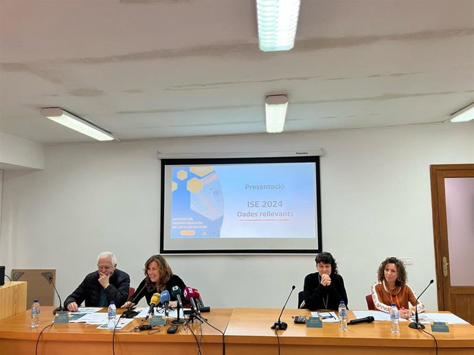 Representantes del Consell Escolar de Baleares, este lunes en una rueda de prensa.
