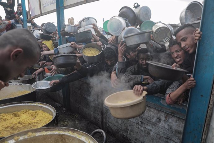 Archivo - Entrega de alimentos en la ciudad de Jan Yunis, en el sur de la Franja de Gaza, en medio del alto el fuego entre Israel y Hamás (archivo)