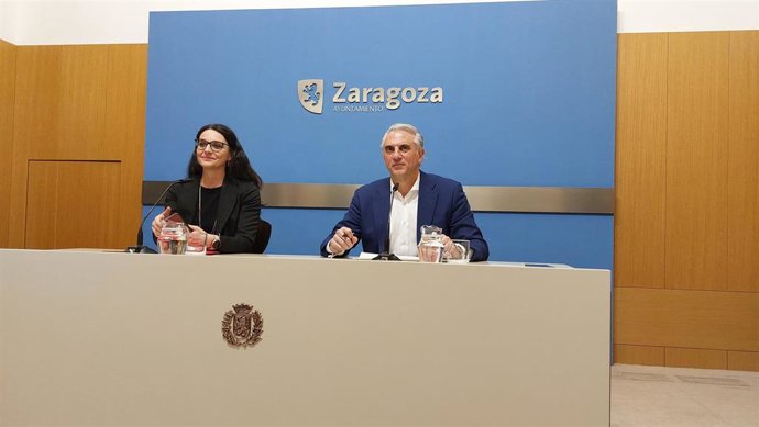 La gerente de la sociedad municipal Zaragoza Vivienda, Lorena Reula, y el concejal delegado de Vivienda, José Miguel Rodrigo.