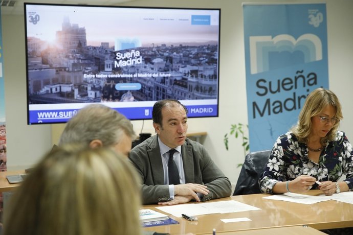 El delegado de Urbanismo, Medio Ambiente y Movilidad, Borja Carabante, ha presidido la reunión del Consejo Asesor de Urbanismo que está colaborando con la oficina del nuevo plan general en el diseño de la Estrategia Urbana 360.