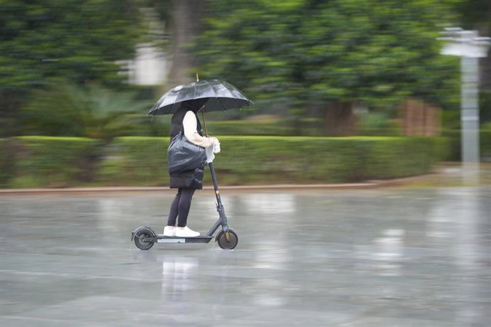 Una persona se protege de la lluvia con un paraguas. A 03 de marzo de 2025, en Sevilla (Andalucía, España). 