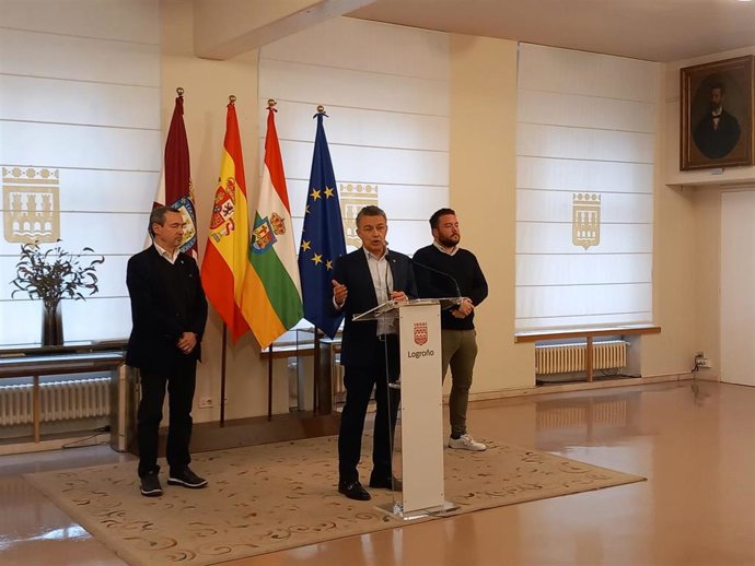 El alcalde, Conrado Escobar, junto con los concejales del área de Urbanismo Íñigo López-Araquistáin y Javier Martínez Mancho.