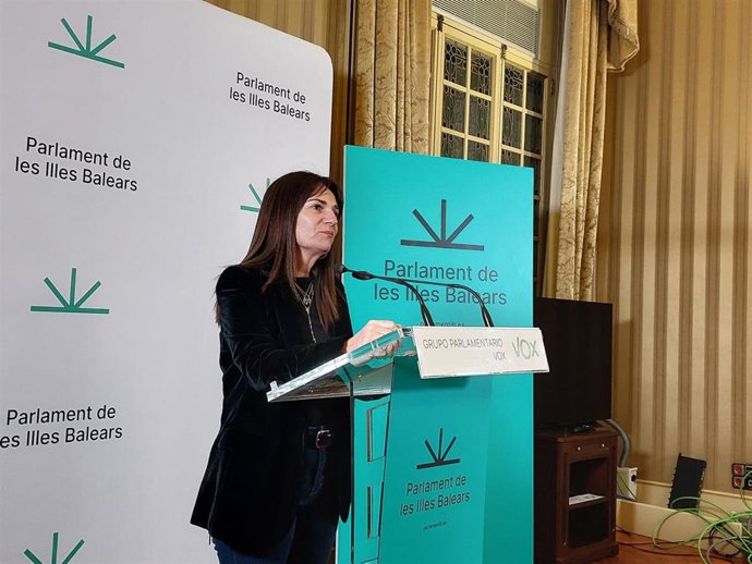 La portavoz de Vox en el Parlament, Manuela Cañadas, en rueda de prensa