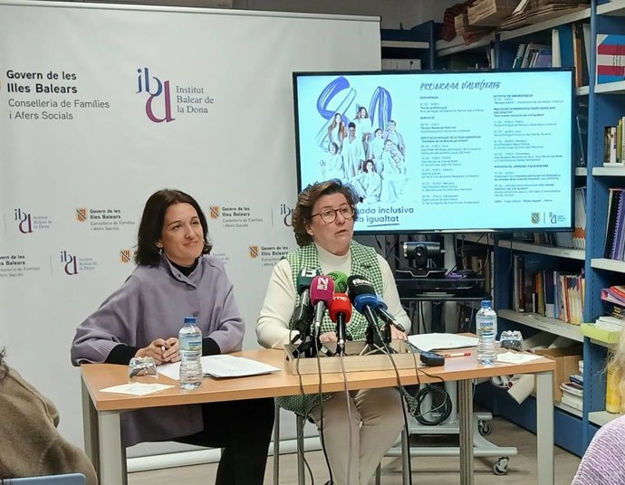 La directora del IbDona, Catalina Salom, y la consellera de Familias, Catalina Cirer.