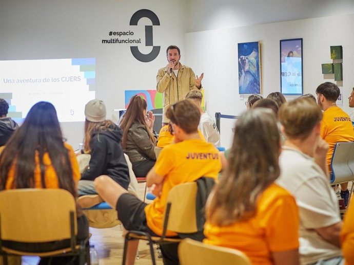 El consejero de Juventud del Cabildo de Tenerife, Serafín Mesa, con los corresponsales juveniles