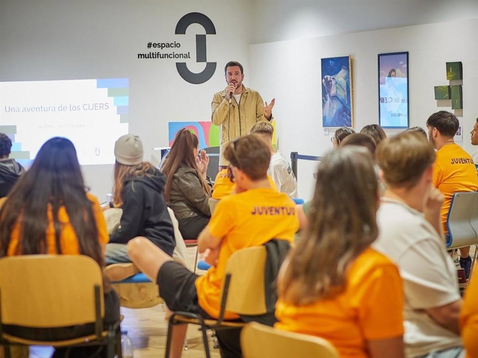 El consejero de Juventud del Cabildo de Tenerife, Serafín Mesa, con los corresponsales juveniles