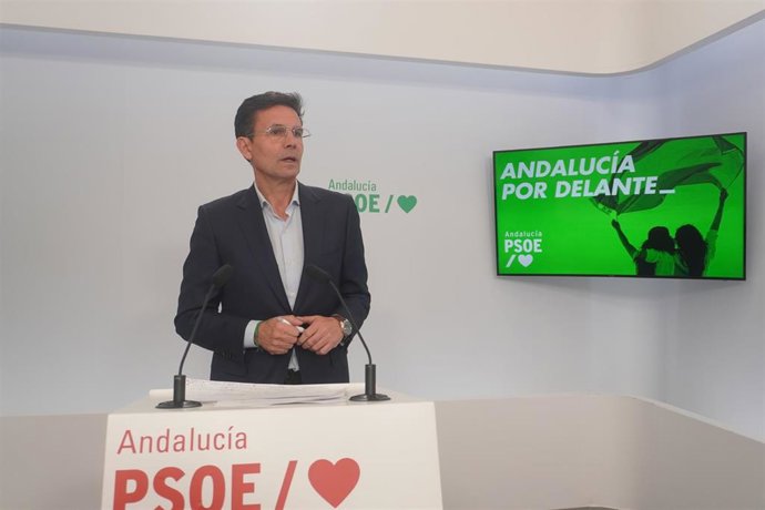 El portavoz del PSOE de Andalucía, Francisco Cuenca, este lunes en rueda de prensa.