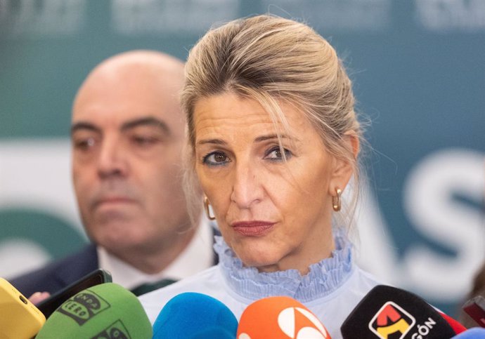 La vicepresidenta segunda del Gobierno y ministra de Trabajo y Economía Social, Yolanda Díaz, atiende a los medios durante la asamblea electoral de la Federación Nacional de Asociaciones de Trabajadores Autónomos (ATA), en el Hotel Meliá Castilla, a 3 de 