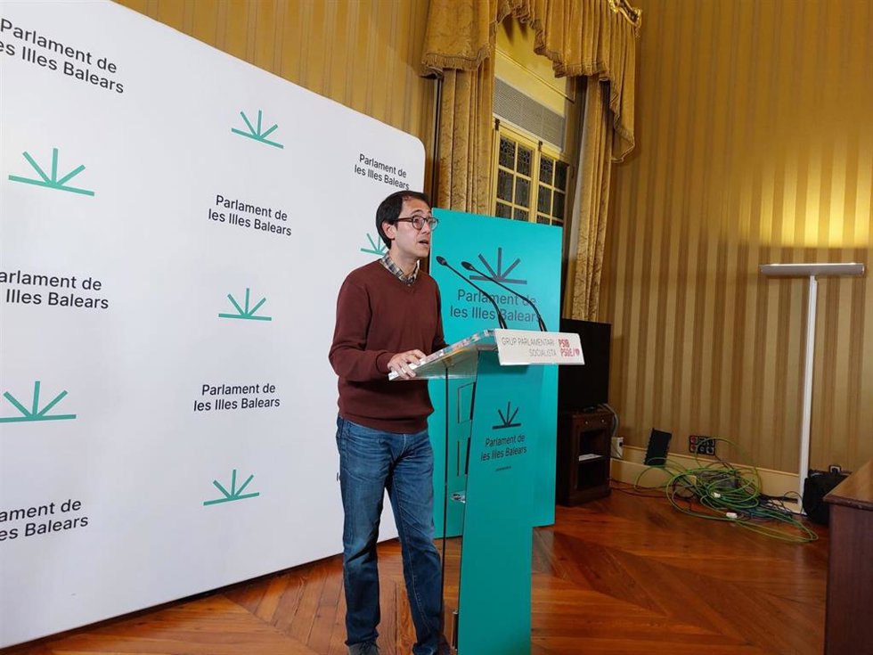 El portavoz parlamentario del PSIB-PSOE, Iago Negueruela, en rueda de prensa