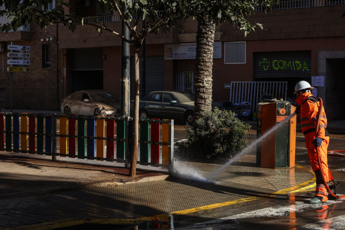 Un hombre limpia una calle, a 28 de noviembre de 2024, en Paiporta, Valencia (Comunidad Valenciana).