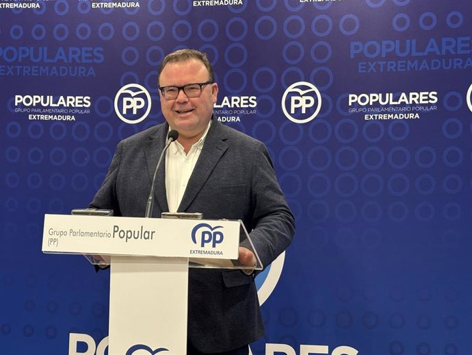 El portavoz de Hacienda y Presupuestos del Grupo Parlamentario Popular, Hipólito Pacheco, en rueda de prensa