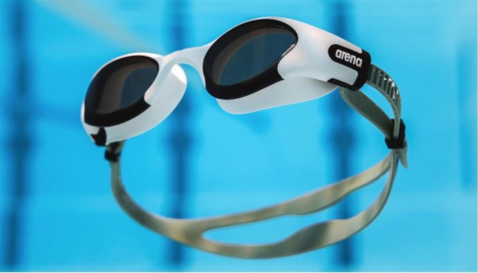 Arena redefine las gafas universales de natación con 'The One Plus'.