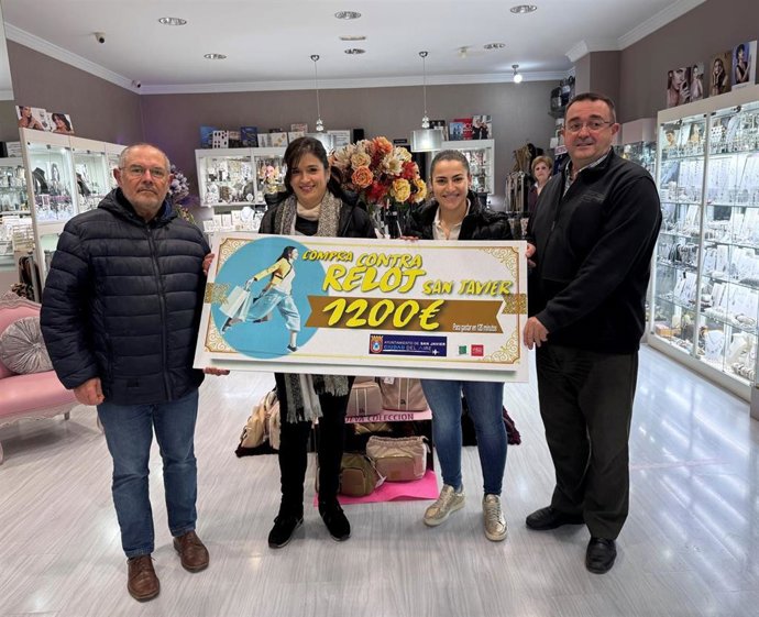 Yolanda Morales posa con el cheque del premio