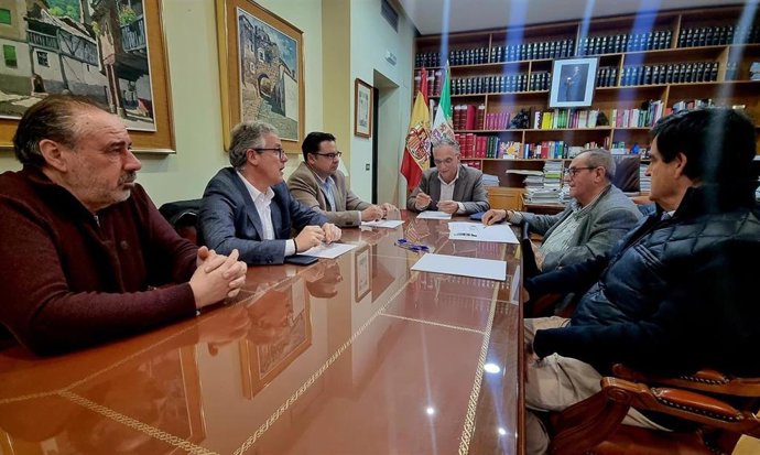 El delegado del Gobierno, José Luis Quintana, se reúne con dirigentes de Pymecon