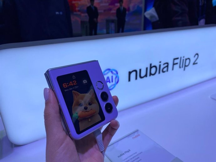 O novo smartphone dobrável Nubia Flip 2 da ZTE.