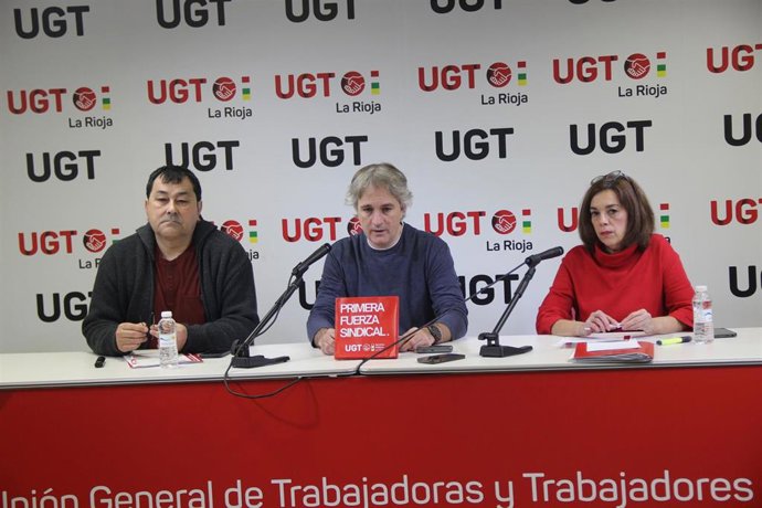 El secretario general de UGT Servicios, Fernado Domínguez, junto al secretario del sector de la CAR, Miguel Ángel Gurrea; y la delegada Marta Cárdenas