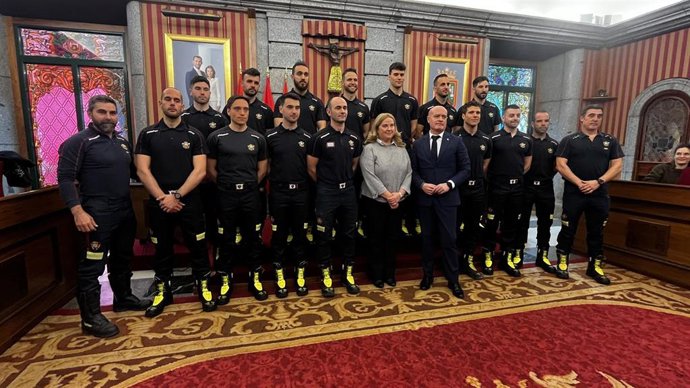 La alcaldesa de Burgos, Cristina Ayala, junto a los trece nuevos efectivos que se incorporan al cuerpo de Bomberos de Burgos.