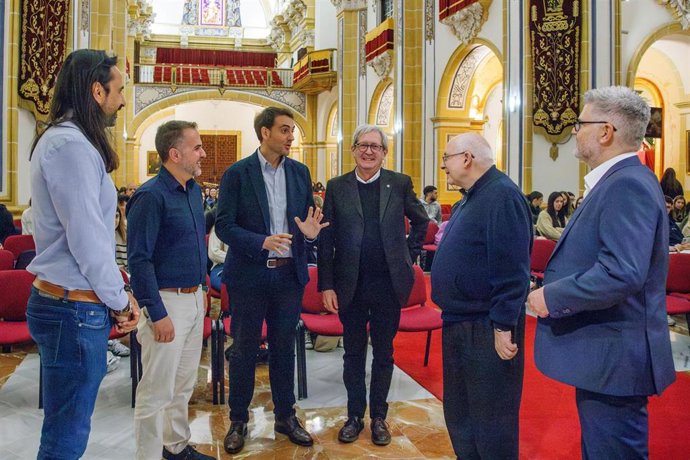 Monseñor Bruno Duffé y Antonio Alcaraz, director de las Jornadas, conversando con algunos de los participantes.
