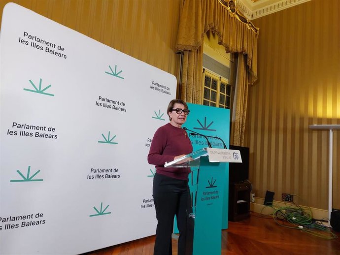 La portavoz parlamentaria adjunta del PP, Marga Durán, en rueda de prensa