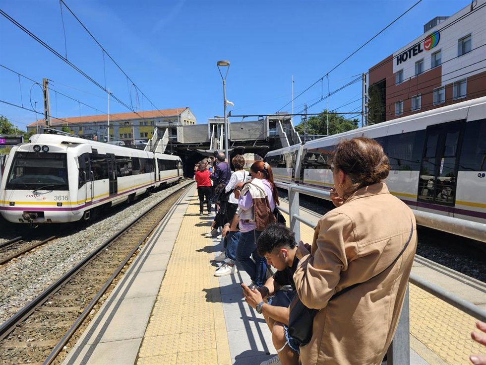 Archivo - Viajeros esperando un tren de Cercanías