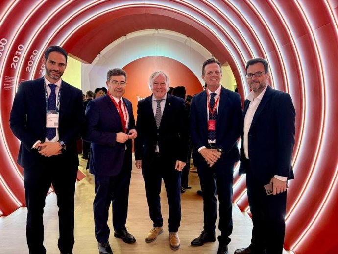 El conseller de Turismo del Consell de Mallorca, José Marcial Rodríguez (c), este lunes en la Mobile World Congress de Barcelona.