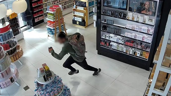 Detenido un hombre por un robo con intimidación y hasta 17 hurtos en comercios de Corralejo (Fuerteventura)