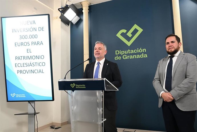 El portavoz del equipo de gobierno de la Diputación de Granada, Nicolás Navarro, y el diputado de Obras Públicas y Vivienda, José Ramón Jiménez, presentan la renovación de la concesión de ayudas para el arreglo del patrimonio eclesiástico de la provincia.