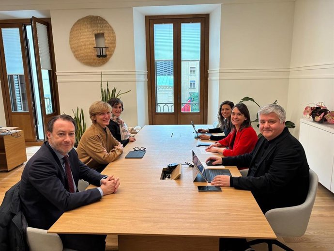 El rector de la UPNA, Ramón Gonzalo; la rectora de la UN, María Iraburu; la rectora de la UNED Pamplona, Teresa Imízcoz; la directora general de Vivienda, Elga Molina; la vicepresidenta tercera, Begoña Alfaro y el director de Nasuvinsa, Javier Burón.