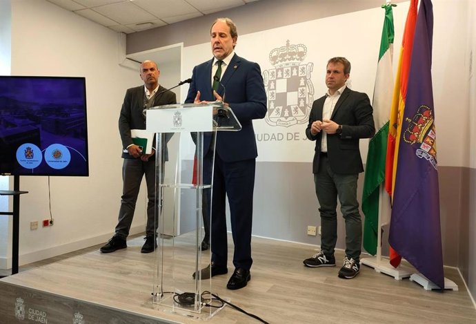 El rector de la UJA, Nicolás Ruiz, interviene en la rueda de prensa junto al alcalde de Jaén, Julio Millán (d), y otros responsables municipales.