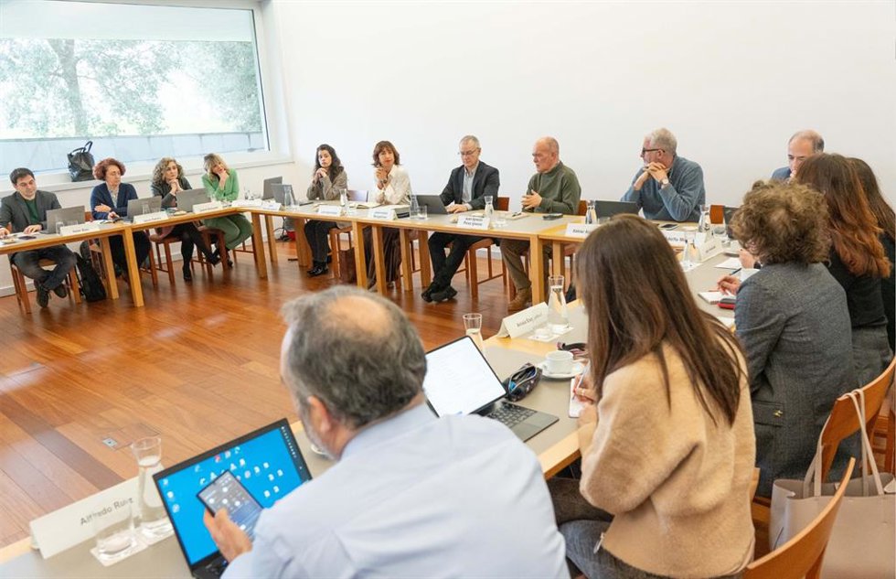 El consejero de Ciencia, Universidades e Innovación del Gobierno Vasco, Juan Ignacio Pérez, y el rector de la UPV/EHU, Joxerramon Bengoetxea, presiden la reunión.
