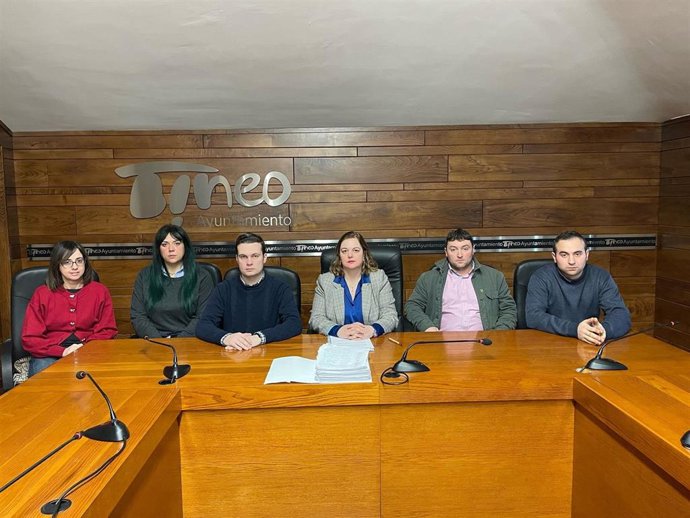 Rueda de prensa de la alcaldesa de Tineo, Montse Fernández, sobre la recogida de firmas contra las medidas restrictivas por la tuberculosis bovina en el municipio.