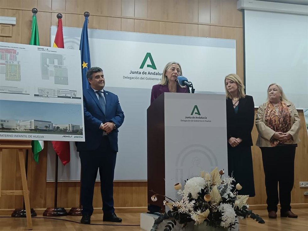 La consejera de Salud y Consumo, Rocío Hernández, en Huelva.