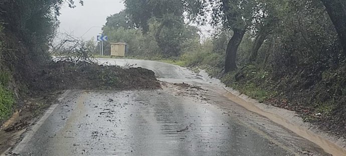 Deslizamentos de terra em estradas na região de Serranía de la Ronda estão obstruindo o tráfego devido à chuva forte e ao granizo. O acesso da MA-7304 a Igualeja continua fechado ao tráfego.