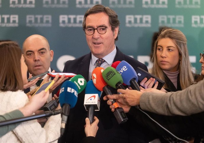 El presidente de la CEOE, Antonio Garamendi(c), y el presidente de ATA, Lorenzo Amor(i), atienden a los medios durante la asamblea electoral de la Federación Nacional de Asociaciones de Trabajadores Autónomos (ATA), en el Hotel Meliá Castilla. 