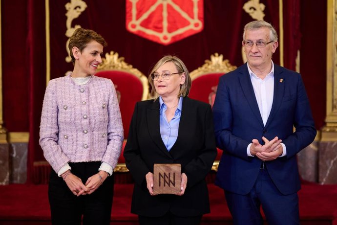 La presidenta María Chivite, la magistrada Esther Erice y el vicepresidente Félix Taberna, en el acto de entrega del Premio Berdinna 2025